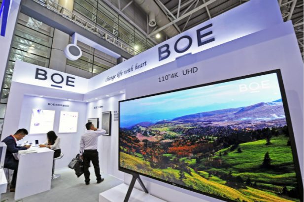 Reuters hãng sản xuất màn hình BOE - Nhà cung cấp cho Apple muốn xây nhà máy ở Việt Nam